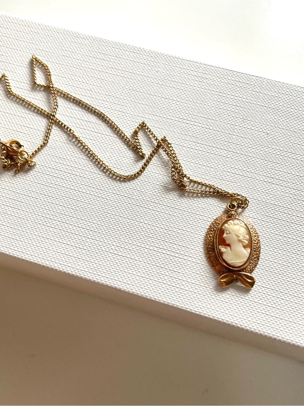 Gold Cameo Pendant Necklace - Elegant Women's Jewelry